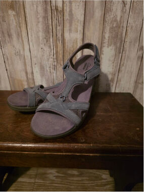 Women's Clarks Gray Sandals Size 7.5